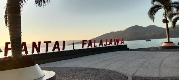 Eksplorasi Pesona Pantai Falajawa yang Menenangkan Jiwa