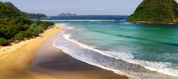  Menyelami Keindahan Alam di Pantai Karang Merah